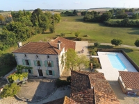 Très Belle Maison de 4 Chambres avec plus d'Un Hectare de Terrain