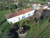 GROS POTENTIELS ! Grande Maison Ancienne Proche de Nanteuil-en-Vallée