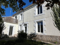 Jolie Maison en Pierres Offrant 3 Chambres, Grange Et Jardin Clos