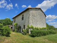 Ensemble Immobilier de Charme avec Maison Principale, Gîte, et Piscine