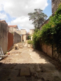 Townhouse To Renovate With Courtyard, Close to Commerce