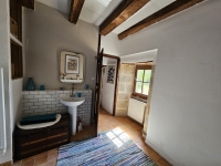Ensemble Immobilier de Charme avec Maison Principale, Gîte, et Piscine