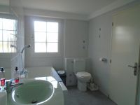 Maison De Plain Pied En Bon Etat Avec Piscine Et Appartement