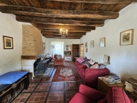 Ensemble Immobilier de Charme avec Maison Principale, Gîte, et Piscine