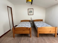 Charmant Ensemble à Vendre Avec 2 Maisons, Granges et Terrain Arboré