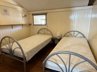 Charmant Ensemble à Vendre Avec 2 Maisons, Granges et Terrain Arboré