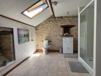 Charmant Ensemble à Vendre Avec 2 Maisons, Granges et Terrain Arboré