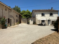 Charmant Ensemble à Vendre Avec 2 Maisons, Granges et Terrain Arboré