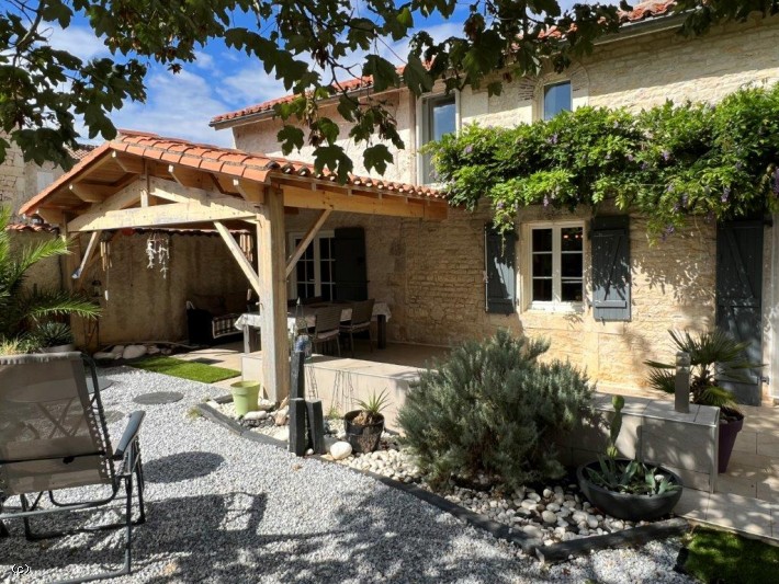 Beautiful Stone House In Very Good Order. Private Courtyard Gardens