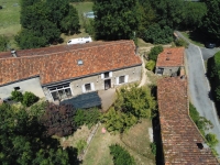 Belle Maison Ancienne avec Grand Terrain et Nombreuses Dépendances