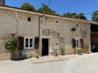 Charmant Ensemble à Vendre Avec 2 Maisons, Granges et Terrain Arboré