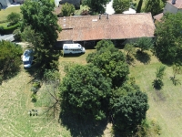 Belle Maison Ancienne avec Grand Terrain et Nombreuses Dépendances