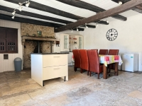 Charmant Ensemble à Vendre Avec 2 Maisons, Granges et Terrain Arboré