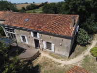 Belle Maison Ancienne avec Grand Terrain et Nombreuses Dépendances