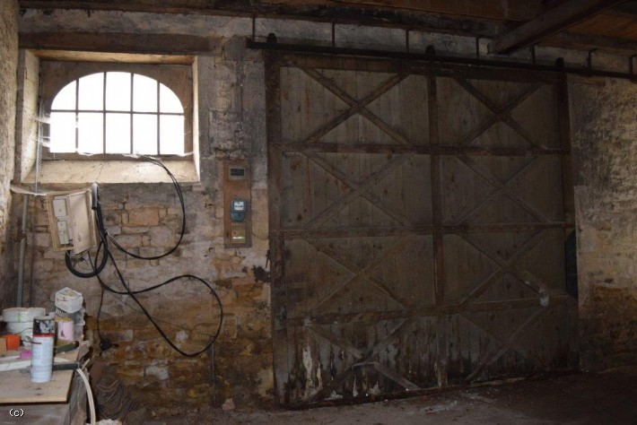 Old Warehouse to renovate with outbuilding - in Ruffec