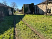 Maison en Pierre à Rénover Avec Dépendances Sur Un Terrain De 1055m²