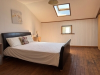 Charmant Ensemble à Vendre Avec 2 Maisons, Granges et Terrain Arboré