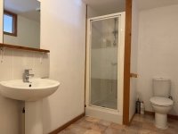 Charmant Ensemble à Vendre Avec 2 Maisons, Granges et Terrain Arboré