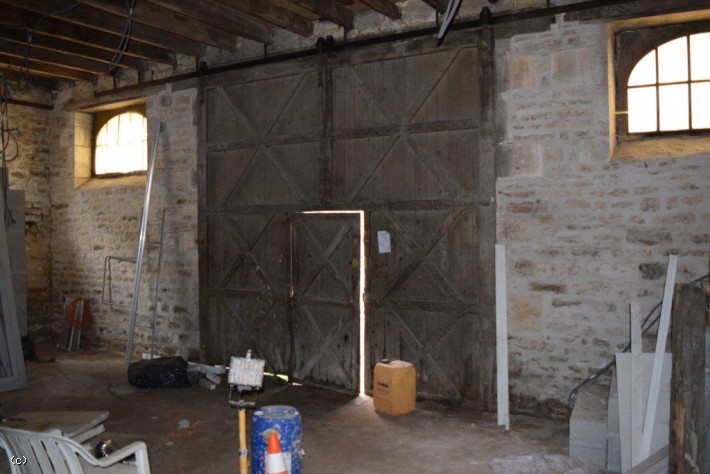 Old Warehouse to renovate with outbuilding - in Ruffec