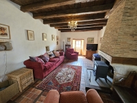 Ensemble Immobilier de Charme avec Maison Principale, Gîte, et Piscine