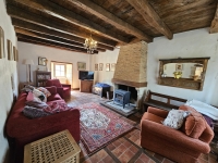 Ensemble Immobilier de Charme avec Maison Principale, Gîte, et Piscine
