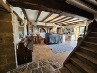 Ensemble Immobilier de Charme avec Maison Principale, Gîte, et Piscine
