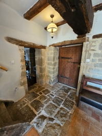 Ensemble Immobilier de Charme avec Maison Principale, Gîte, et Piscine