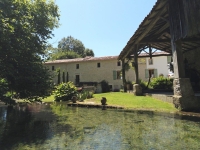 Ancien Moulin dans un Cadre Idyllique