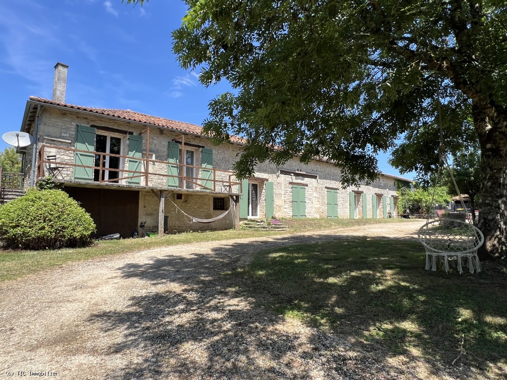 Superbe Maison Avec Gite, 5 Chambres et 6645m2 de Terrain