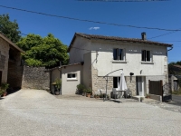 Charmant Ensemble à Vendre Avec 2 Maisons, Granges et Terrain Arboré