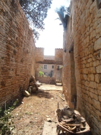 Townhouse To Renovate With Courtyard, Close to Commerce