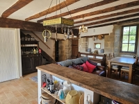 Ensemble Immobilier de Charme avec Maison Principale, Gîte, et Piscine