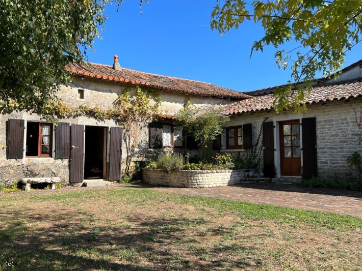 Belle Maison En Pierre Avec Jardin et Un Terrain de Loisirs En Bordure de la Charente