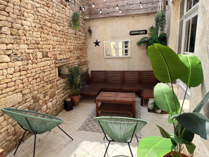 Fantastic and Spacious 5 Bedroom Townhouse With Courtyard
