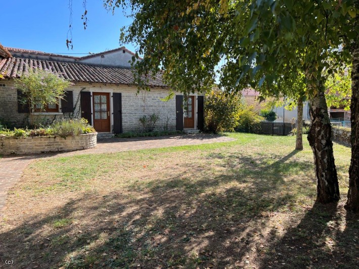 Belle Maison En Pierre Avec Jardin et Un Terrain de Loisirs En Bordure de la Charente