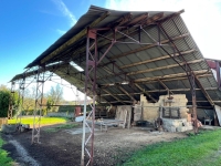 Terrain à Bâtir Arboré avec Hangars et Autres Dépendances