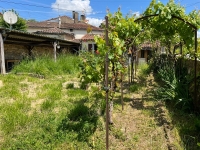 Au Cœur de Ruffec – Deux Maisons de Plain-Pied en Pierre avec Jardinet