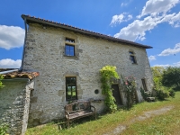 Ensemble Immobilier de Charme avec Maison Principale, Gîte, et Piscine