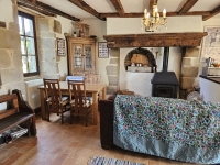 Ensemble Immobilier de Charme avec Maison Principale, Gîte, et Piscine