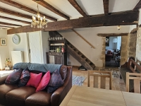 Ensemble Immobilier de Charme avec Maison Principale, Gîte, et Piscine