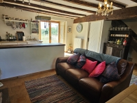 Ensemble Immobilier de Charme avec Maison Principale, Gîte, et Piscine