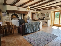Ensemble Immobilier de Charme avec Maison Principale, Gîte, et Piscine