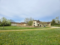 Très Belle Maison de 4 Chambres avec plus d'Un Hectare de Terrain