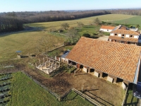 Maison Ancienne Avec 5 Chambres Et Diverses Dépendances Sur Un Terrain De 73105m²