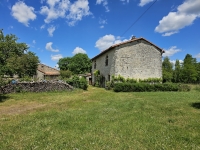 Ensemble Immobilier de Charme avec Maison Principale, Gîte, et Piscine