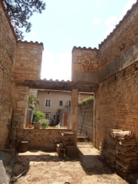 Townhouse To Renovate With Courtyard, Close to Commerce