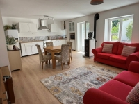 Charmant Ensemble à Vendre Avec 2 Maisons, Granges et Terrain Arboré