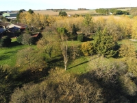 Terrain à Bâtir Arboré avec Hangars et Autres Dépendances