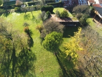 Terrain à Bâtir Arboré avec Hangars et Autres Dépendances