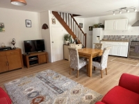Charmant Ensemble à Vendre Avec 2 Maisons, Granges et Terrain Arboré